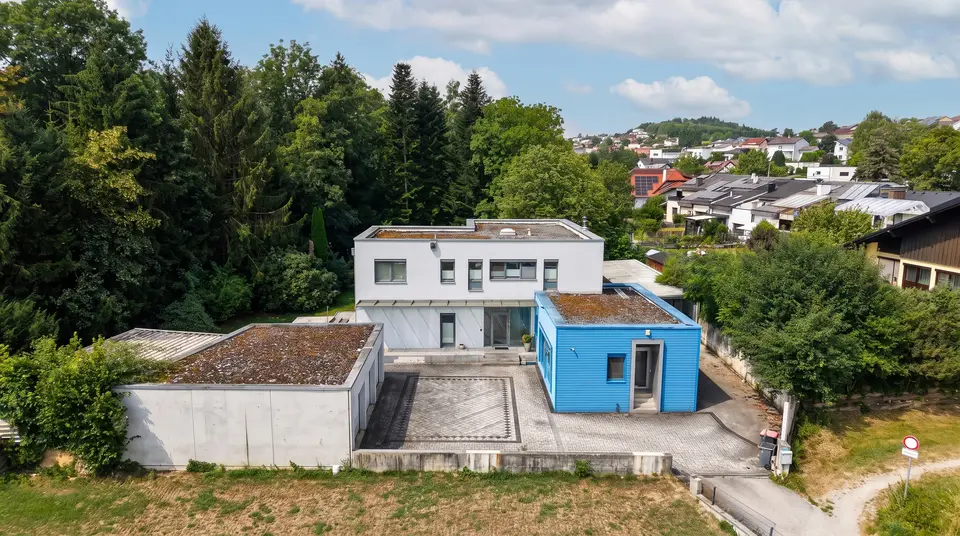 Außenansicht der Architektenvilla mit parkähnlichem Garten in Neuhofen an der Krems