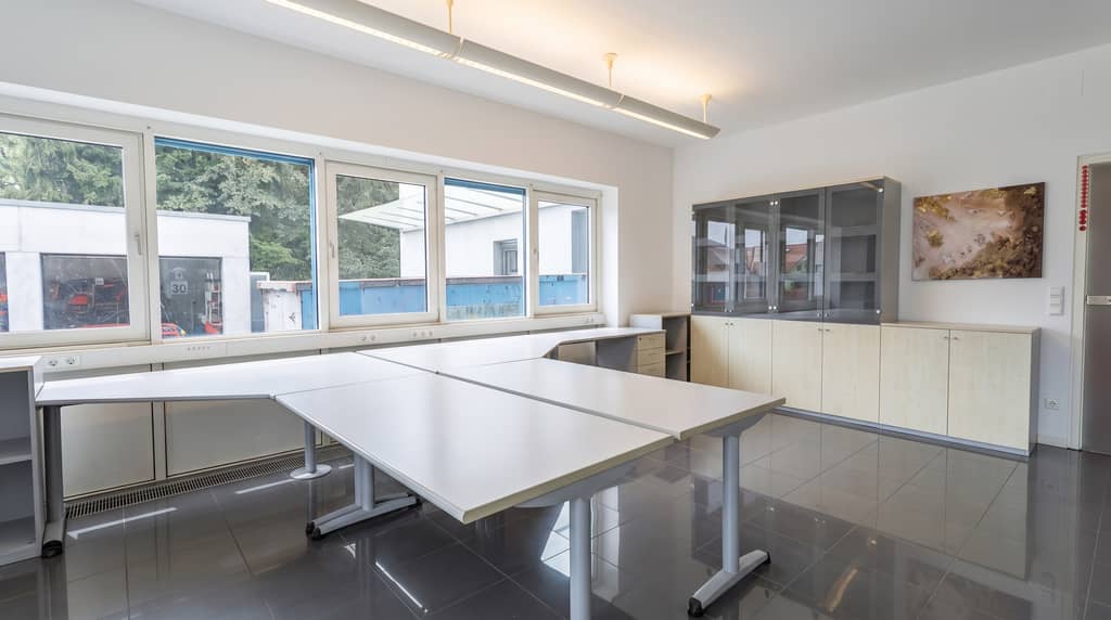 Büroraum mit Einbauschränken und Arbeitsplätzen